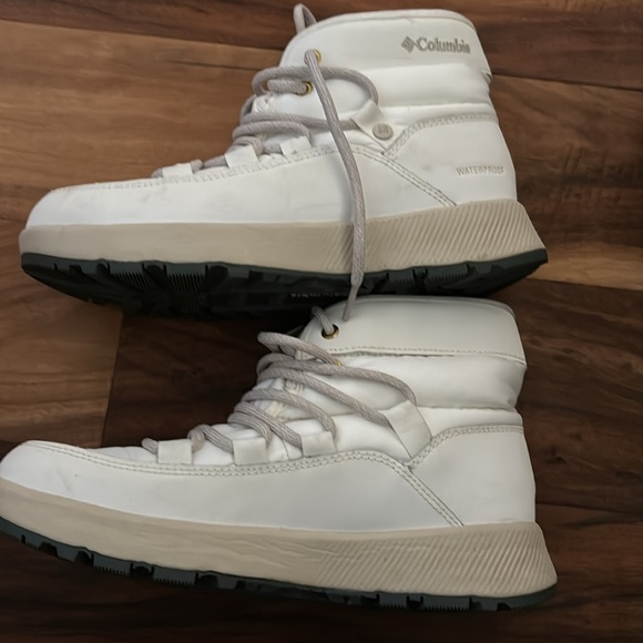 Women's Slopeside Village™ Omni-Heat™ Mid Boot - Picture 3 of 6